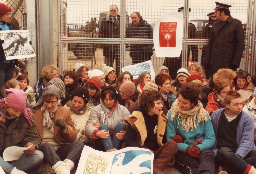 Greenham Women block the gate (1982) (Credit: Sandie Hicks)